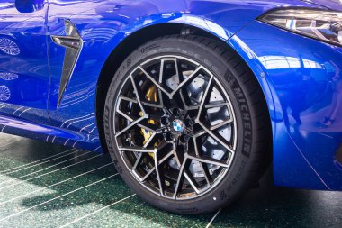 BMW M8 tekerleği, Michelin lastiği ve sarı fren desteği. BMW Welt, Münih, Almanya, Mart 2020.