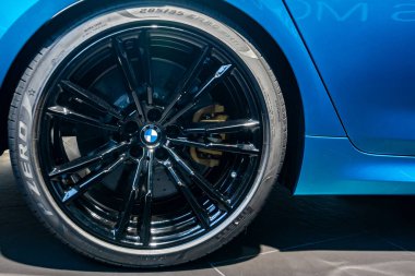 BMW M5 yarışma çarkı, Michelin lastiği. BMW Welt, Münih, Almanya, Mart 2020.