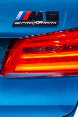 BMW M5 yarışma logosu ve arka ışık. BMW Welt, Münih, Almanya, Mart 2020.
