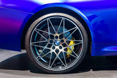 BMW M4 tekerleği, Michelin lastiği, sarı fren desteği. BMW Welt, Münih, Almanya, Mart 2020.