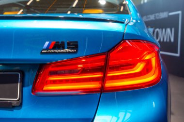 BMW M5 yarışma logosu ve arka ışık. BMW Welt, Münih, Almanya, Mart 2020.