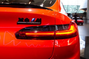 Kırmızı BMW X4M yarışmasının arka lambası. BMW Welt, Münih, Almanya, Mart 2020