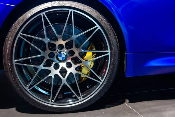 BMW M4 roda, pneu Michelin, suporte de freio amarelo. BMW Welt, Munique, Alemanha, março 2020 — Fotografia de Stock