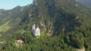 Bavyera Alpleri, Bavyera, Almanya 'nın arka planında Neuschwanstein kalesinin üzerinden uç