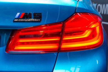 BMW M5 yarışma logosu ve arka ışık. BMW Welt, Münih, Almanya, Mart 2020