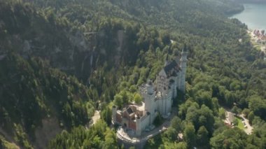 Arkaplanda Neuschwanstein kalesi ve kayalık Alpler 'in panoramik manzarası, Bavyera, Almanya