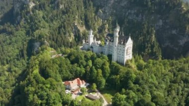 Neuschwanstein şatosunun etrafında uçarak yeşil arazide, Bavyera, Almanya