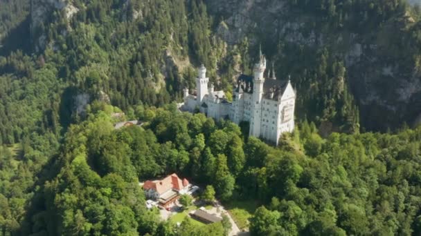 Fly around Neuschwanstein κάστρο στο καταπράσινο τοπίο, Βαυαρία, Γερμανία — Αρχείο Βίντεο