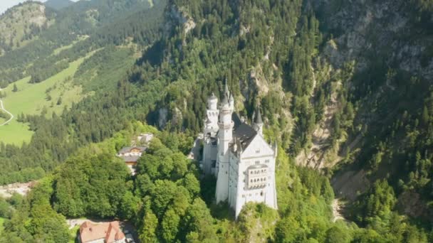 Veduta panoramica del castello di Neuschwanstein e delle montagne rocciose delle Alpi sullo sfondo, Baviera, Germania — Video Stock