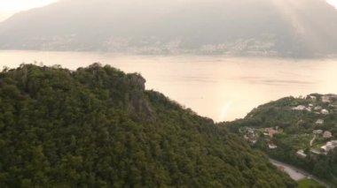 Bir dağın üzerinden uçmak ve İtalya 'daki Como Gölü' nün muhteşem manzarasını açmak.