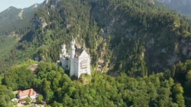 Neuschwanstein şatosunun etrafında uçarak yeşil arazide, Bavyera, Almanya