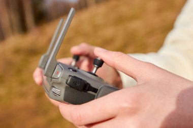 Kadınların ellerini kapat ve uzaktan kumandalı bir drone 'u tut. Havada video çekiyorum. Quadrocopter uçuş konsepti, San Francisco Mayıs 2020