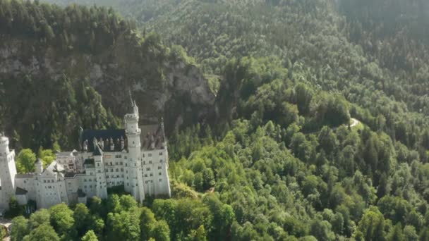 Blick auf Schloss Neuschwanstein und die felsigen Alpen im Hintergrund, Bayern, Deutschland. — Stockvideo