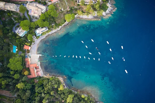 Top uitzicht op een kustlijn van de Ligurische Zee met turquoise blauw water met witte jachten en boot in het midden, in de buurt van Portofino, Italië — Stockfoto