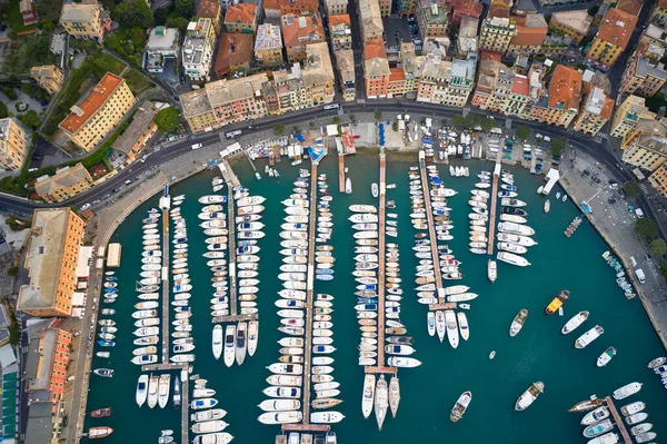 Vista aérea de um porto com navios em uma água verde do Mar da Ligúria, Santa Margherita Ligure, Itália. Iates, motor e veleiros ancorados no cais . — Fotografia de Stock