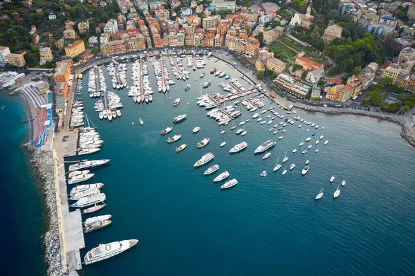 Vista panorâmica de um porto com embarcações em águas turquesa do Mar da Ligúria, Santa Margherita Ligure, Itália. Iates, motor e veleiros ancorados no cais . — Fotografia de Stock
