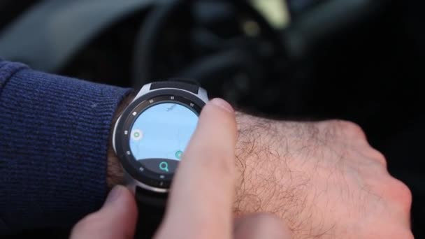 Fermer mans mains ouvrant une carte sur Samsung Galaxy regarder dans une voiture. Appareil moderne pour voyager. Navigation dans une smartwatch, Berlin, mai 2020 — Video