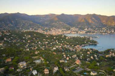 Küçük bir İtalyan kasabası olan Santa Margherita Ligure 'nin panoramik manzarası. Arka planda Portofino yakınlarında dağlar var. İtalyan Rivierasında gün batımı.