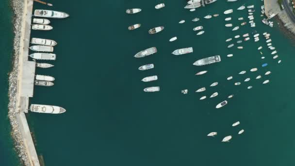 Riprese aeree di un porto con navi in un mare verde del Mar Ligure, Santa Margherita Ligure, Italia. Barche a motore e a vela ormeggiate sulla banchina . — Video Stock