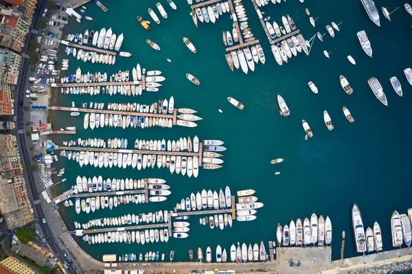 Top uitzicht op een haven met afgemeerde zeeschepen, jachten en zeilboten in de Ligurische Zee. Santa Margherita Ligure is een Italiaanse riviera nabij Portofino en Genua. — Stockfoto
