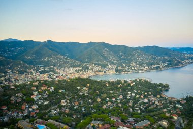 Gün batımında Santa Margherita Ligure 'deki marina panoramik manzarası. Portofino, İtalya yakınlarındaki renkli geleneksel evleri ve Ligurian Denizi ile İtalyan manzarası.