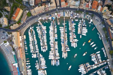 Ligurian Denizi 'nde demirli deniz gemileri, yatlar ve yelkenli tekneleri olan bir limanın üst görüntüsü. Santa Margherita Ligure, Portofino ve Cenova yakınlarındaki bir italyan rivierasıdır..