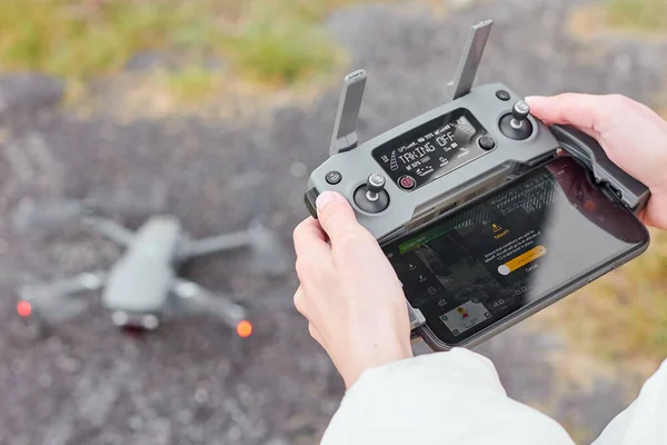 Drone está despegando por mando a distancia en manos de mujeres. Concepto de grabación de vídeo en el aire . —  Fotos de Stock