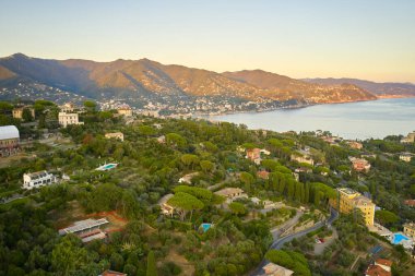 Küçük bir İtalyan kasabası olan Santa Margherita Ligure 'nin panoramik manzarası. Arka planda Portofino yakınlarında dağlar var. İtalyan Rivierasında gün batımı.