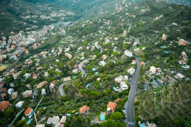 Küçük Santa Margherita Ligure kasabasının hava manzarası. Gün batımında arka planda dağlar var. İtalya 'nın Portofino, İtalya yakınlarındaki manzarası. 