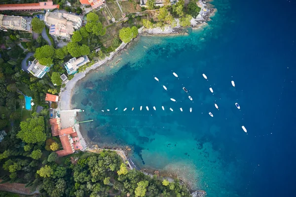 Top uitzicht op een kustlijn van de Ligurische Zee met turquoise blauw water met witte jachten en boot in het midden, in de buurt van Portofino, Italië — Stockfoto