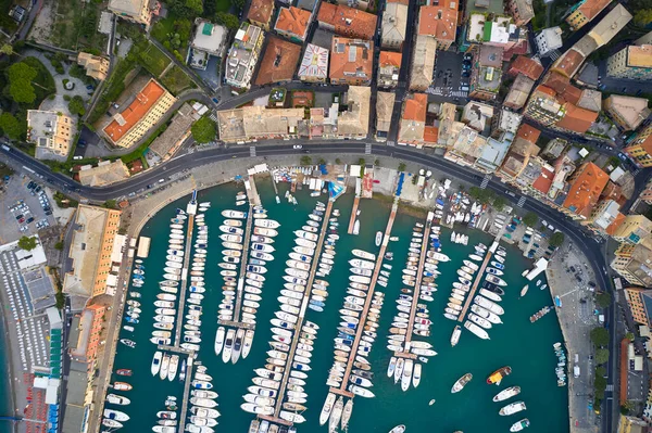 Вид сверху на гавань с пришвартованными морскими кораблями, яхтами и парусниками в Японском море. Санта-Маргерита-де-ла-Фьоре - римская деревня недалеко от Портофино и Генуи . — стоковое фото