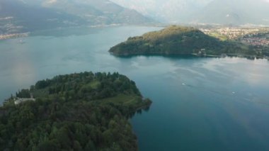 Ortasında iki ada olan Como Gölü 'nün hava görüntüleri. Gün batımında mavi sudaki bulutların yansıması. Göl, İtalya 'daki Alpler dağlarıyla çevrilidir..