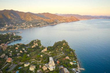 İtalyan Rivierası 'nda gün batımı. Ligurian Denizi kıyılarına yakın geleneksel İtalyan evleri olan küçük bir kasabanın manzarası Portofino yakınlarındaki Santa Magdalena Ligure..