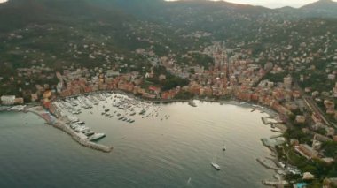 Santa Margherita Ligure limanının arka planında dağlar olan Portofino yakınlarında bir liman görüntüsü. İtalyan Rivierasında gün batımı.