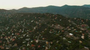 Santa Margherita Ligure adlı küçük bir İtalyan kasabasının arka planında Portofino yakınlarında dağlar olan hava görüntüleri. İtalyan Rivierasında gün batımı.