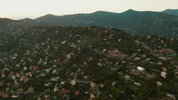 Flygbilder av en liten italiensk stad Santa Margherita Ligure med berg på bakgrunden, nära Portofino. Solnedgång på italienska rivieran. — Stockvideo