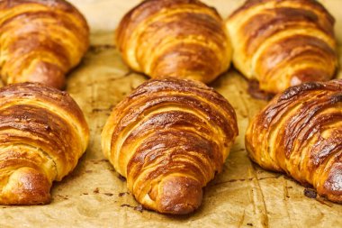 Pasta tepsisinde çikolatalı poğaça kruvasanı. Ev yapımı yemek. Uluslararası mutfak kavramı. 