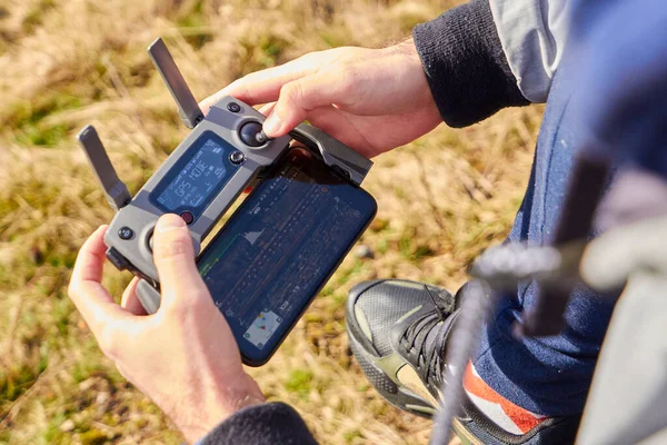Fermer Mans Mains Tenant Drone Télécommande Avec Smartphone Sur Terrain — Photo
