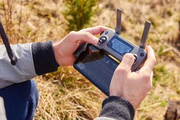 Fermer Mans Mains Tenant Drone Télécommande Avec Smartphone Sur Terrain — Photo