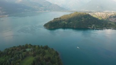 Ortasında iki ada olan Como Gölü 'nün hava görüntüleri. Gün batımında mavi sudaki bulutların yansıması. Göl, İtalya 'daki Alpler dağlarıyla çevrilidir..