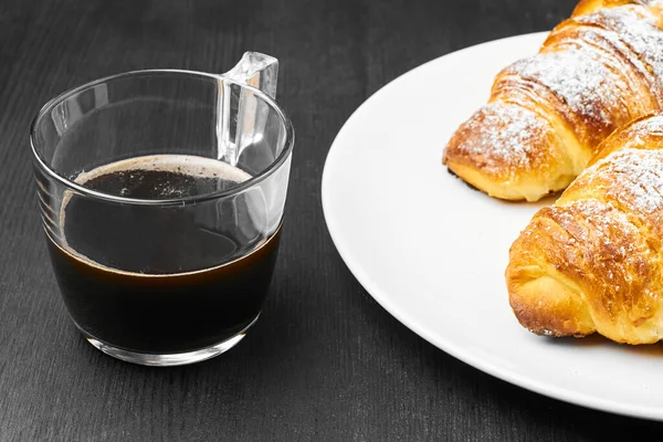 Feche Dois Croissants Uma Chapa Branca Uma Xícara Café Fundo — Fotografia de Stock