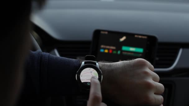 Toepassing van navigatie op Samsung Galaxy smartwatch. Close up mans hand op zoek naar een route — Stockvideo