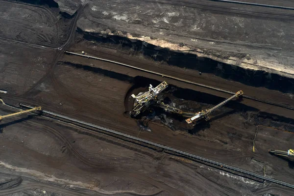 Vista superior de una cantera minera con enormes equipos para la minería de carbón o materias primas naturales. excavadora de rueda de cubo de trabajo . — Foto de Stock