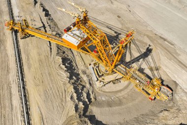Açık bir maden ocağında kömür çıkartan bir kova tekerleği kazıcısının en üst görüntüsü. 