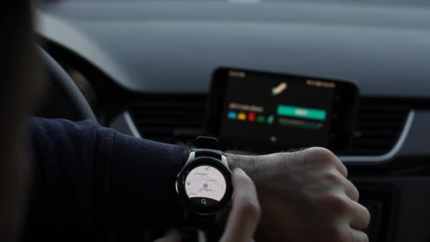 Anwendung der Navigation auf der Samsung Galaxy Smartwatch. Nahaufnahme mit der Hand auf der Suche nach einer Route — Stockvideo