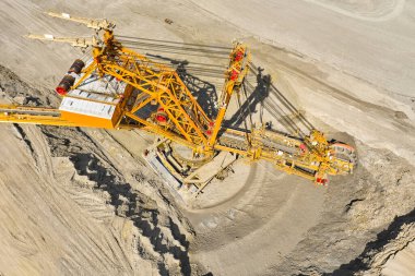 Açık bir maden ocağında kömür çıkartan bir kova tekerleği kazıcısının en üst görüntüsü. 
