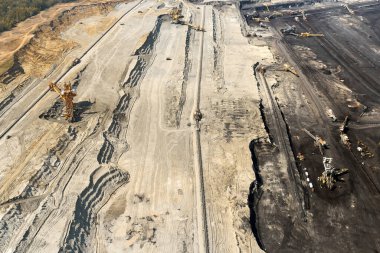 Kömür ve doğal hammadde madenciliği için büyük ekipmanlara sahip bir maden ocağının en üst görüntüsü. Çalışan kova tekerlek kazıcı. 