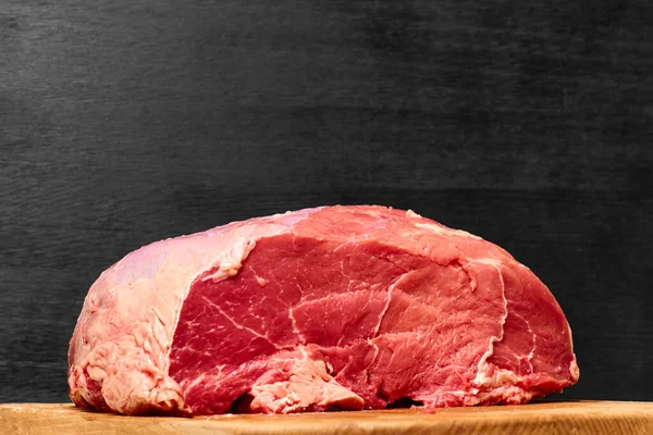 Carne de res fresca cruda sobre un fondo negro. concepto de recibo de cena saludable —  Fotos de Stock