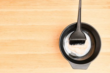 Ahşap arka planda saç boyama araçları. Evde saç boyası