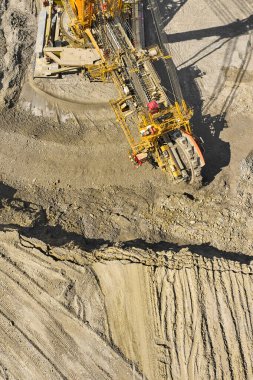Dev bir kova tekerlek kazıcısı ya da taş ocağında madencilik yapan seyyar maden makinesi. Ağır sanayi konsepti